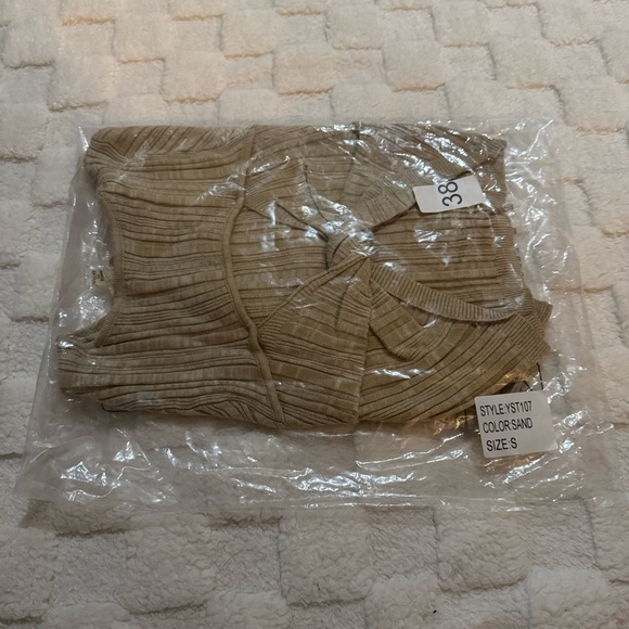 POL Cream Tan Fitted Ribbed Long Sleeve Crop Top, Twist Front, Women’s Small NWT - Picture 5 of 5